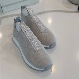 NWOB MICHAEL KORS BODIE STRETCH KNIT SNEAKER - slip on W 7.5